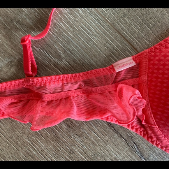 Red Ruffle Trim Marie Jo Bra 32C - Picture 3 of 6